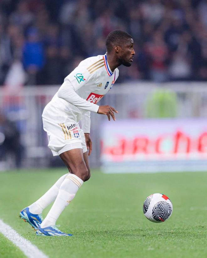 健身器材-包含赛地聚焦：法国杯赛前热度飙升；里昂主帅复盘；话题不断；阵容厚度经受考验的词条